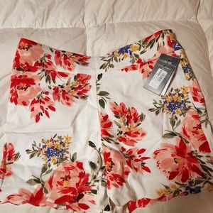 Counterparts Size L shorts